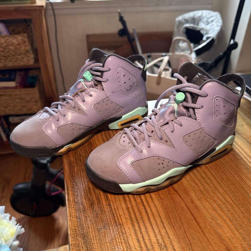 Air Jordan 6 Retro (GS) in size 5.5Y/ Womens 7